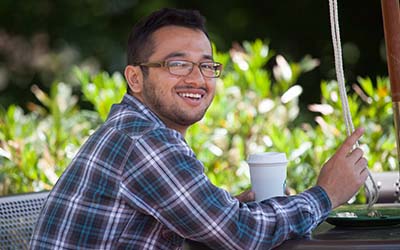 Bryn Athyn College student eating outside