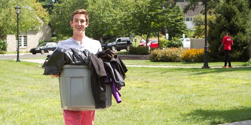 Bryn Athyn College student moving in to the residence halls